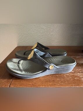 Crocs Sanrah Wedge Sandals Flip Flops W Sz.10 Brown Round Gold Medallion Beach